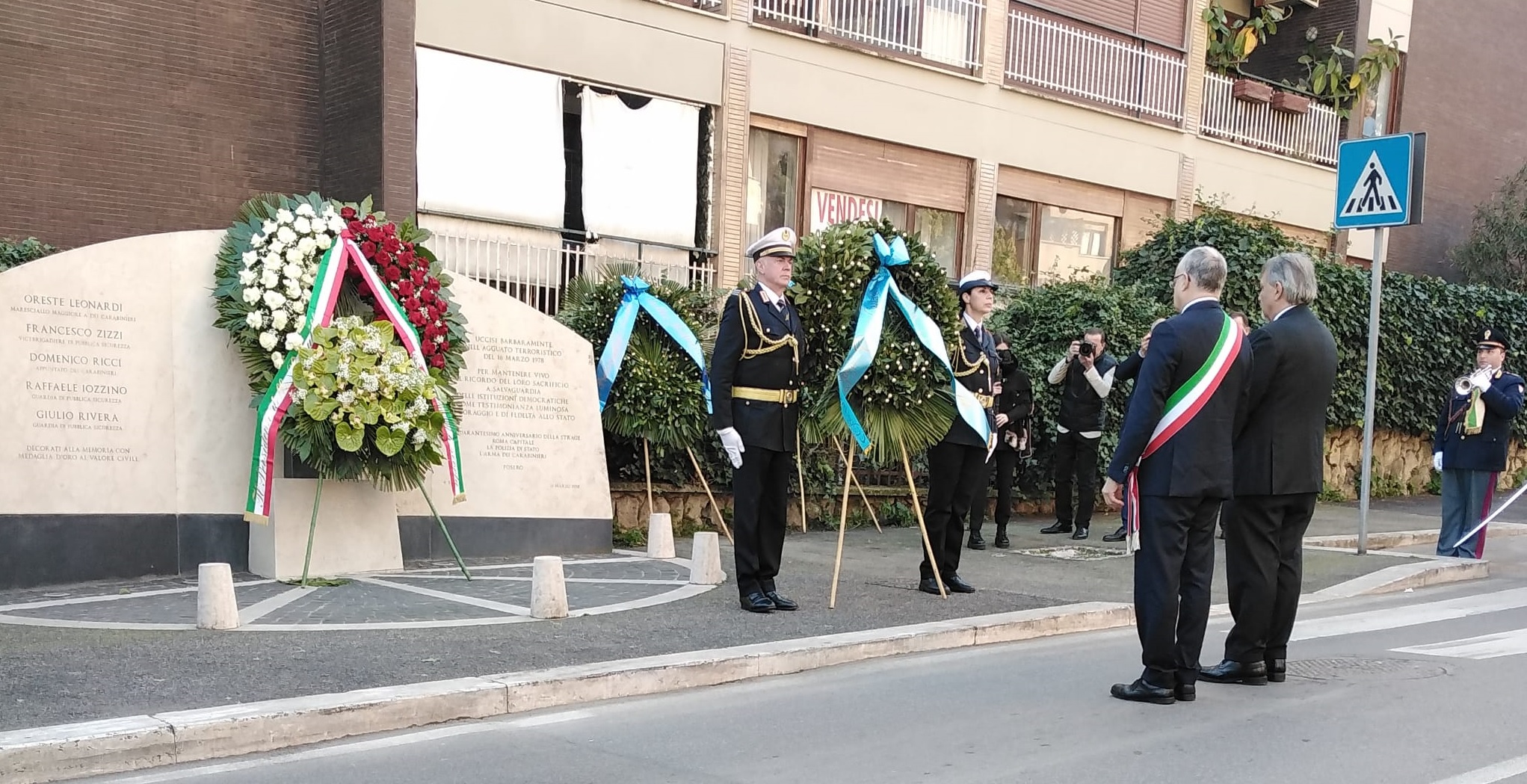 Il Sindaco di Roma, Roberto Gualtieri, e il Presidente della Regione Lazio, Francesco Rocca davanti alla lapide di via Fani.