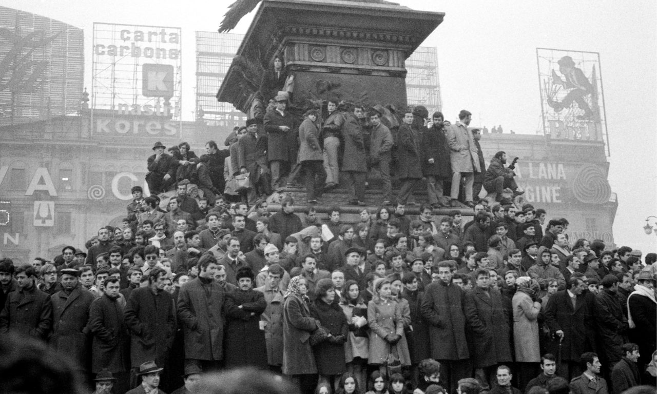 Folla sul monumento a Vittorio Emanuele II in piazza Duomo a Milano, in occasione dei funerali delle vittime della Strage di piazza Fontana, 15 dicembre 1969 (Associazione Piazza Fontana 12 dicembre 1969)