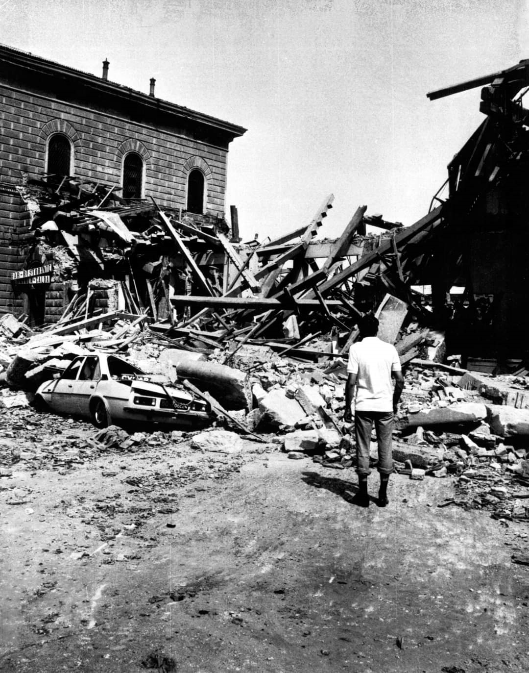 Tra le macerie della stazione Centrale dopo l'esplosione, Bologna, agosto 1980 (Associazione tra i familiari delle vittime alla stazione di Bologna, Archivio giudiziario del processo per la strage alla stazione di Bologna)