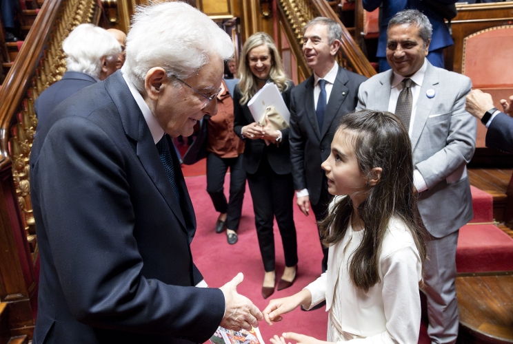 Il Presidente della Repubblica Sergio Mattarella saluta una delle alunne delle Scuole premiate (Foto: Presidenza della Repubblica / Quirinale)